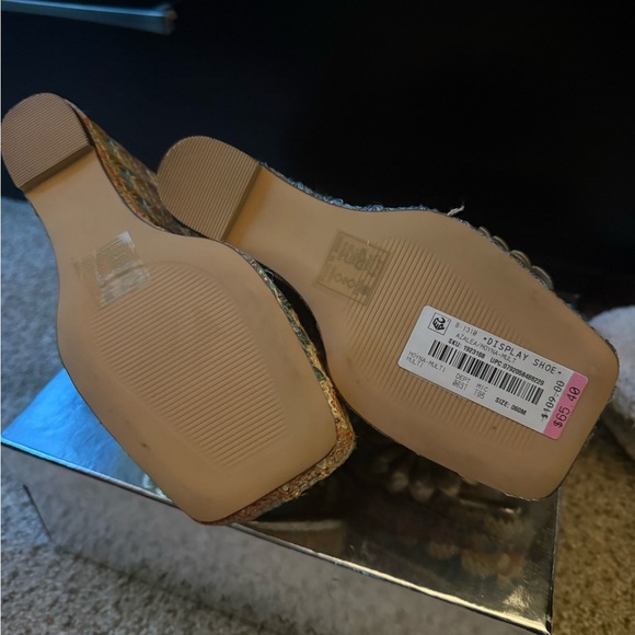 Azalea Wang Gold Floral Platform Sandals - Picture 4 of 5